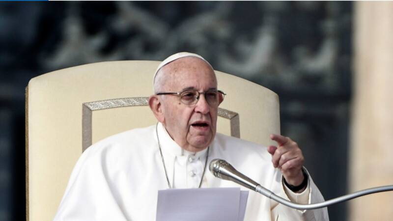 El Papa Francisco habla en una audiencia en el Vaticano