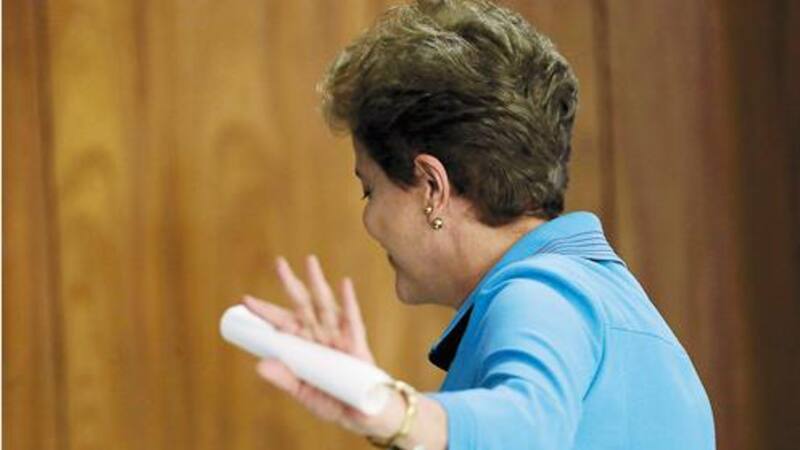 Dilma Rousseff retiró anoche sus pertenencias de la sede de Gobierno asumiendo su derrota
