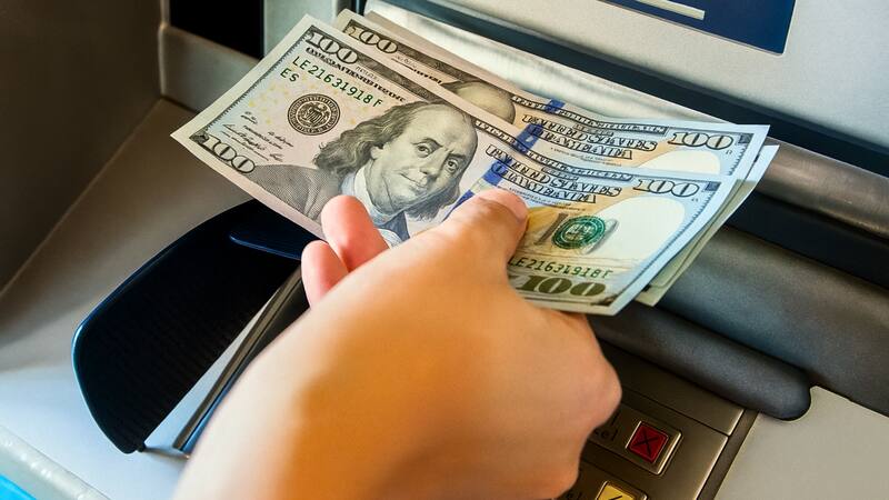 Los bancos cerrarán las cuentas de los clientes que envíen dólares de esta forma.