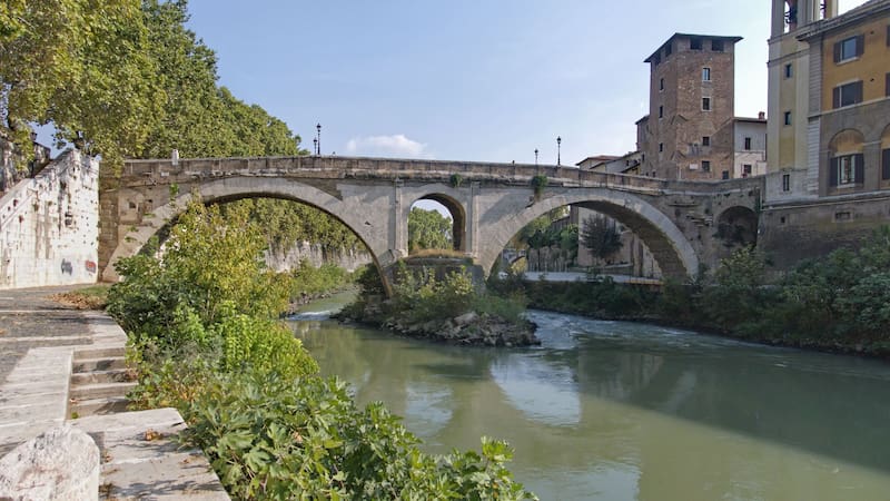 Artísticamente relevante, el Puente Fabricio ha inspirado a generaciones de artistas y escritores, consolidándose como un ícono cultural que trasciende su función estructural, enriqueciendo el patrimonio de Roma con su presencia (Fuente: Adalberto Cencetti / Wikimedia Commons)