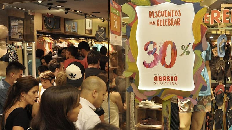 Una postal del consumo pre-pandemia en la noche de los Shopping
