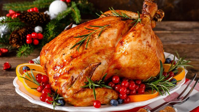 Pularda rellena de manzana y frutos secos: una receta clásica de Navidad que no falla.