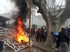 Lomas de Zamora: un centenar de piqueteros entraron a la fuerza en la Municipalidad