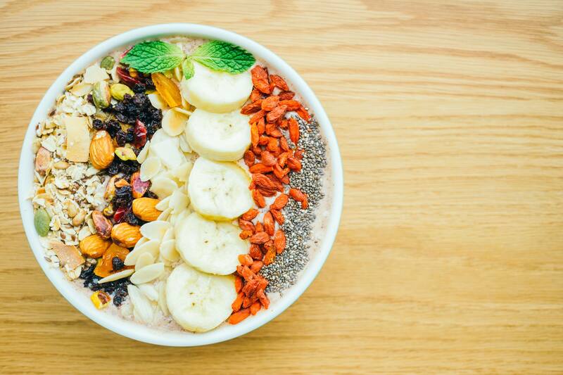 Preparar este smoothie bowl es rápido y sencillo, perfecto para las mañanas ocupadas. (Foto: Freepik)