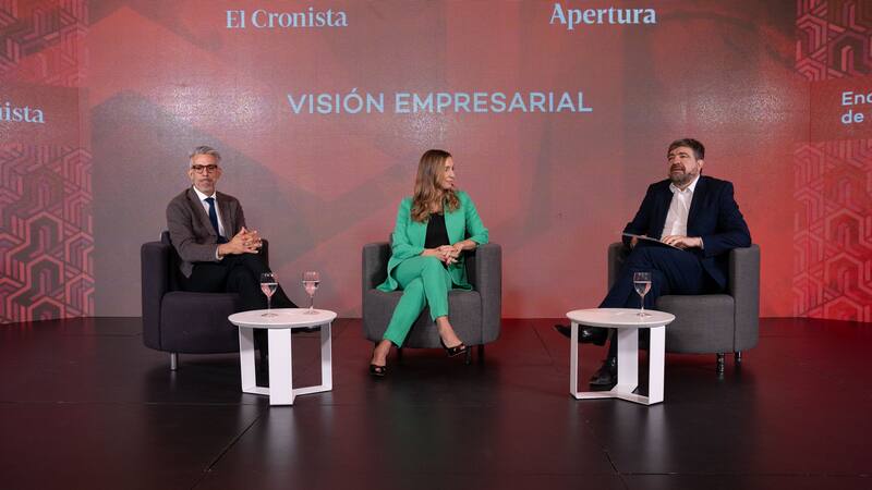 Juan Martín Meli (Teva) y Ana Vainman (Afarte), junto a Hernán de Goñi, director periodístico de El Cronista
