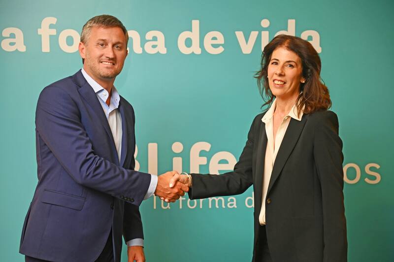 Juan Lladó, gerente general de Orígenes Seguros de Retiro, y Flavia Núñez, de Life Seguros, empresas del Grupo Financiero ST.