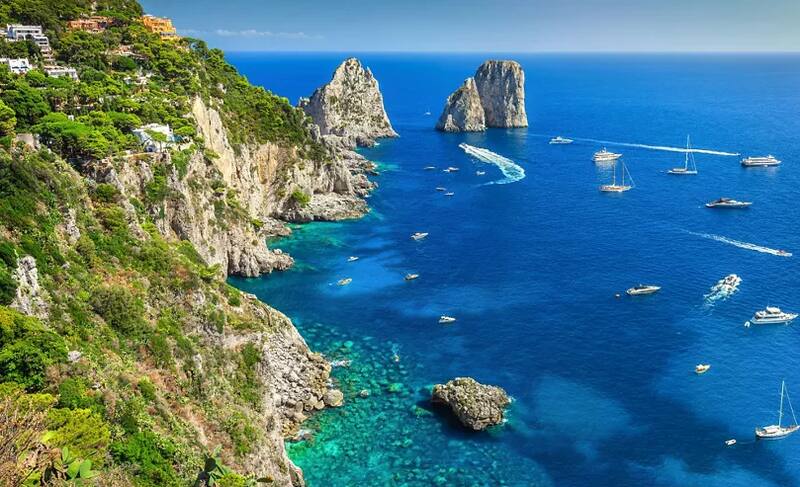 Las grandes rocas que emergen del mar son una de las postales que más trascienden. Foto: Gobierno de Italia