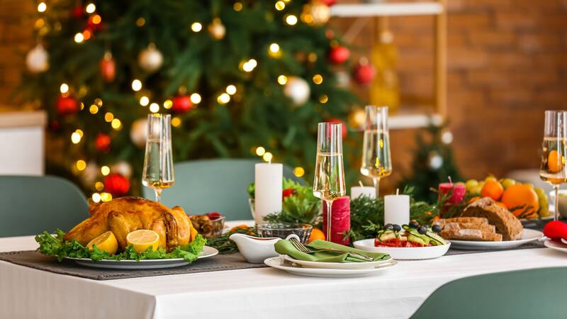 Decorá el plato con huevos, pimientos y aceitunas para darle un toque festivo y colorido. (Foto: Shutterstock)