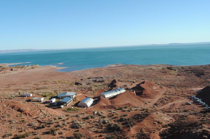 Los restos fósiles del Diuqin lechiguanae fueron hallados en un istmo que separa el Lago Barreales del Lago Mari Menuco. (Fuente: Jocalvo en Wikimedia Commons)