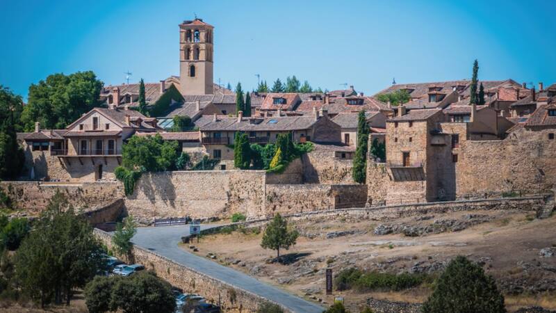 El pueblo medieval mejor conservado de España queda a una hora y media de Madrid: tiene menos de 360 habitantes y debes conocerlo pronto.