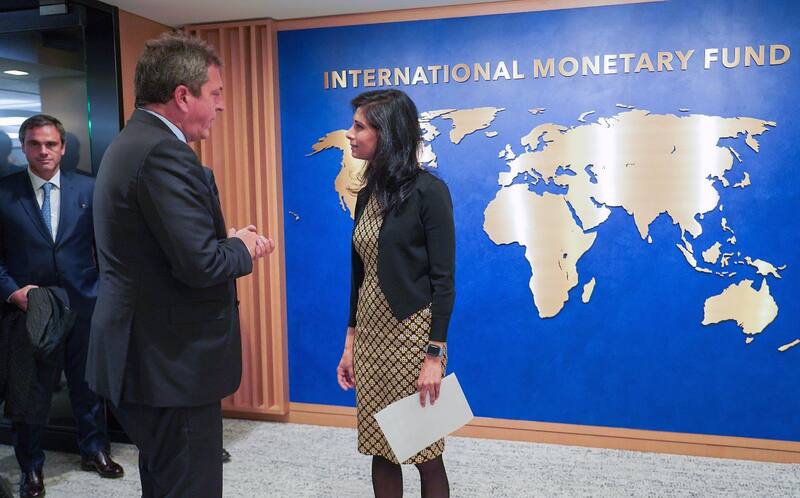 Sergio Massa junto a la subdirectora gerente del FMI, Gita Gopinath.