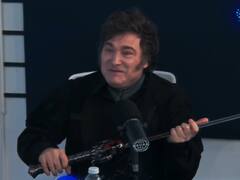 Qué es la "Espada de Leono", el regalo que emocionó a Javier Milei