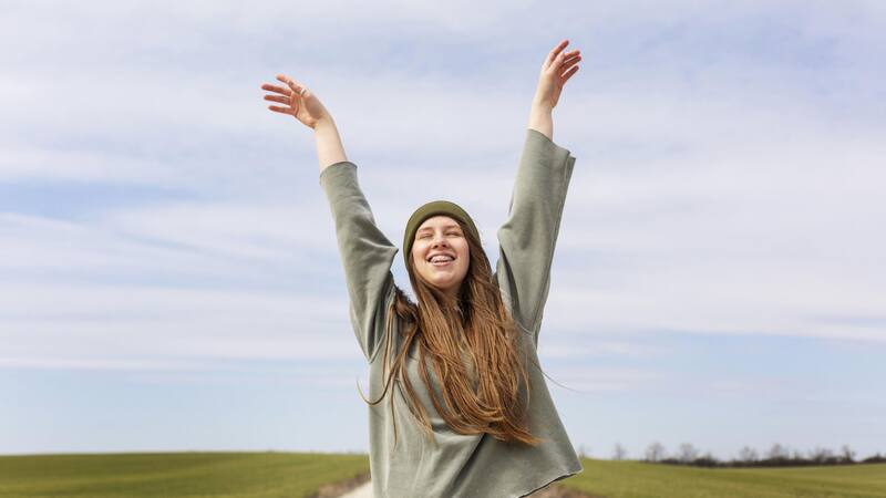 La gratitud diaria es un poderoso aliado para la felicidad, ya que reconocer lo positivo en nuestras vidas puede mejorar nuestro bienestar emocional y físico.