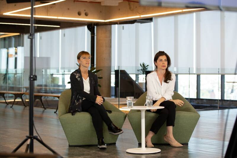 Paula Aguirre, de Mercado Pago, y Guadalupe Marín, de Mercado Libre, explicaron los proyectos de educación financiera para mujeres jóvenes de América latina.