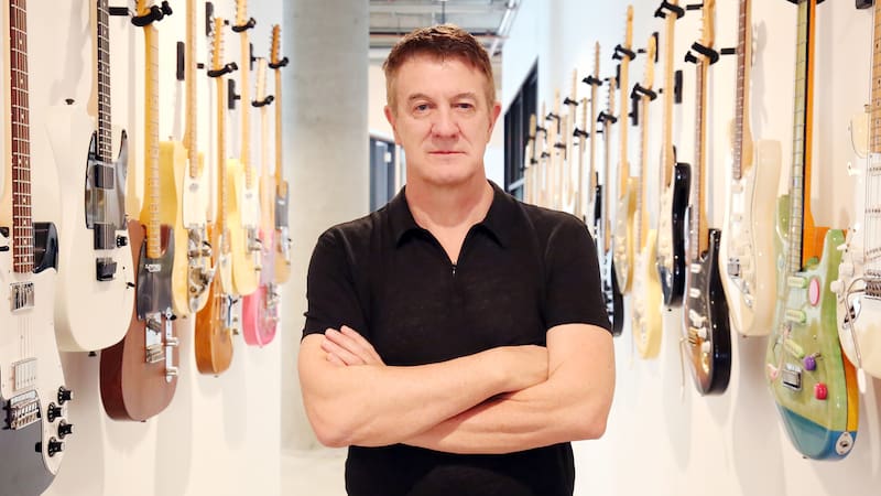 Mooney es actualmente director ejecutivo de la fabricante de guitarras Fender.