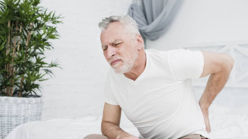 El dolor lumbar es común en personas mayores de 50 años debido a la falta de ejercicio.