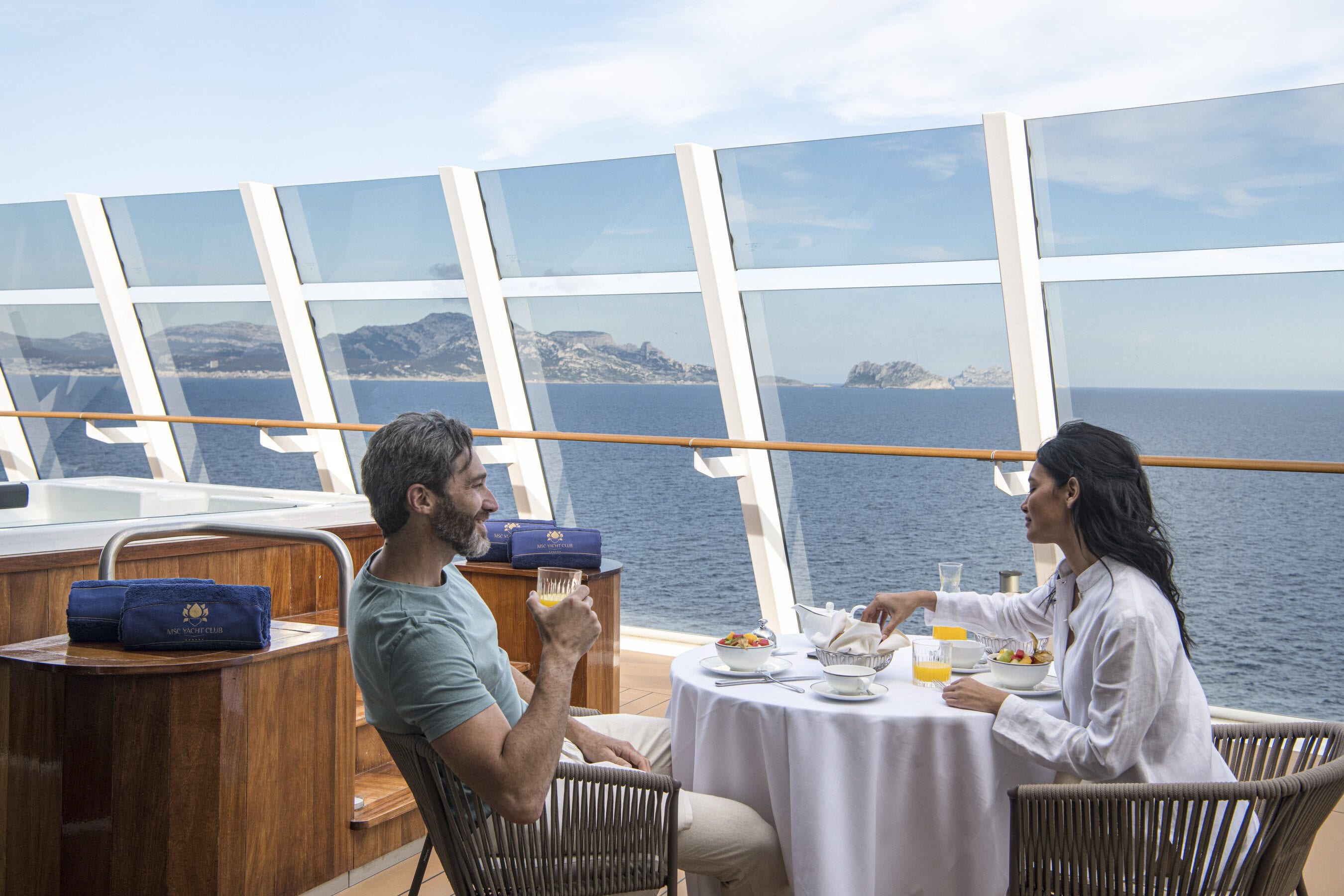 Pareja desayunando en la cubierta de MSC Yacht Club frente al mar