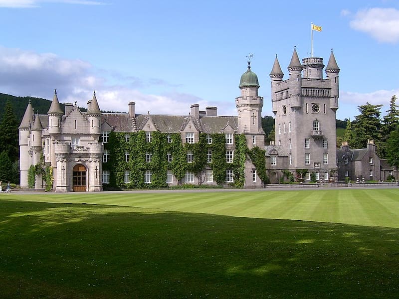 El castillo de Balmoral fue el refugio de la reina Isabel II en Escocia.