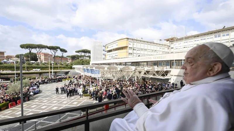 Tristeza en el Vaticano | El Papa Francisco salió del hospital, pero los médicos continúan preocupados: "Sabía que podía morir".