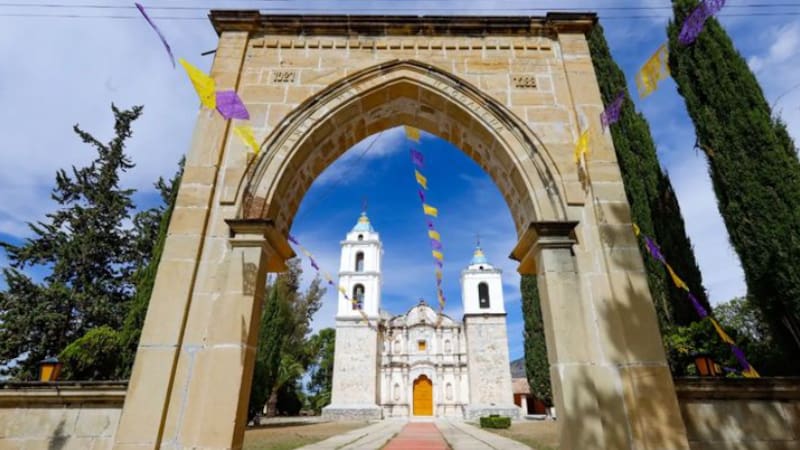 El paisaje que rodea al pueblo está compuesto por montañas y valles, ofreciendo un entorno natural pintoresco y sereno.