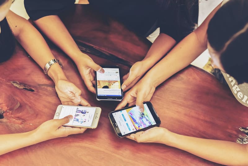 Para Elon Musk, Bill Gates y Mark Zuckerberg, los móviles inteligentes tienen los días contados.(Fuente: Shutterstock)