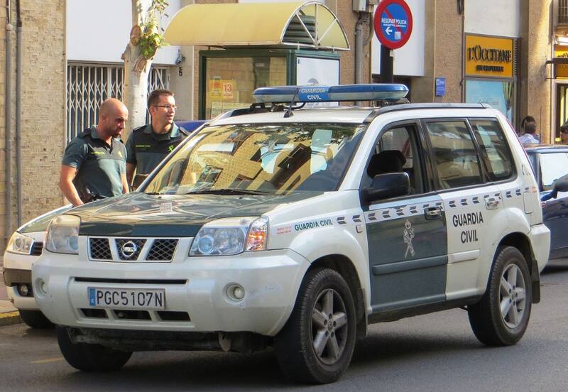 La vida de un opositor de la Guardia Civil se reduce a libros, apuntes y una buena dosis de café. (Foto: Wikimedia Commons - Dickelbers)