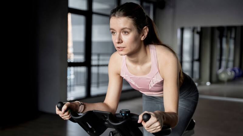 No alcanza: la bicicleta fija debe ser complementada con otro tipo de ejercicio para cuidar tu salud ósea.
