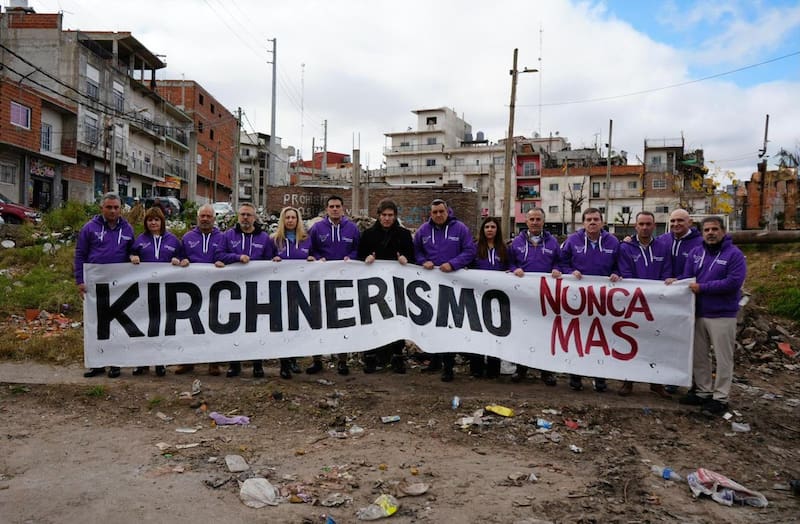 Milei y los candidatos bonaerenses en el arranque de la campaña, en un barrio popular de Villa Celina