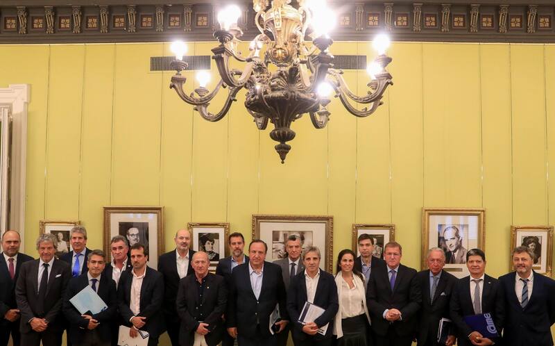 El Ministro de Economía, Luis Caputo junto a empresarios