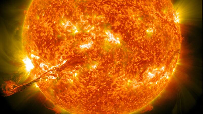 La temperatura del sol es tan alta que el hidrógeno se fusiona en helio, liberando una gran cantidad de energía. Esta energía es la que calienta el sol y lo hace brillar.