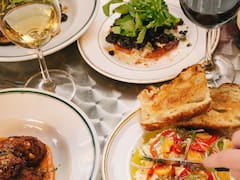 La pintoresca cantina de Villa Crespo con la típica comida de bodegón que es furor entre los más jóvenes