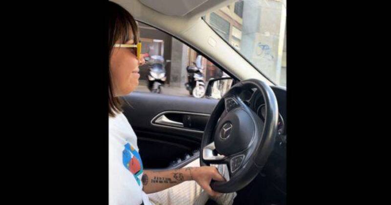 Chalhy se grabó en un Mercedez Benz Clase A, algo que generó polémica entre sus seguidores.