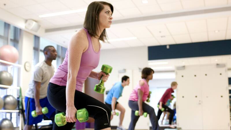 Integrar pesas a tus ejercicios de pilates puede ayudar a ganar músculos de forma rápida.