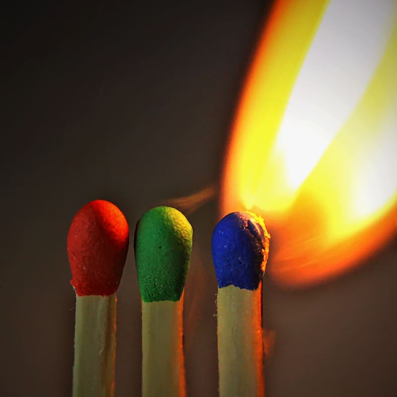 Un fuego con poco oxígeno tendrá un color más rojizo, mientras que un fuego con abundante oxígeno tendrá un color más azulado. (Foto: Pixabay).