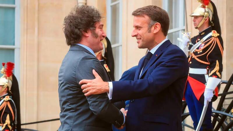 Emmanuel Macron recibiendo a Javier Milei en el Palacio Eliseo