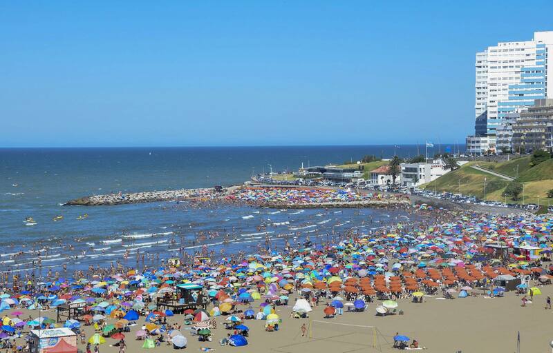 "Las caídas en los precios de los pasajes aéreos, los alojamientos en hoteles y los paquetes turísticos, contribuyeron a quitar presión a Servicios".