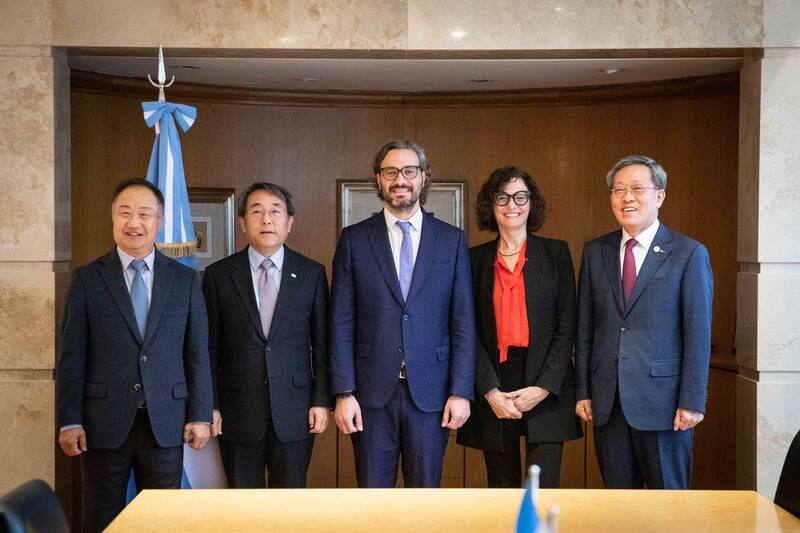 El canciller Santiago Cafiero con representantes de la minera Posco