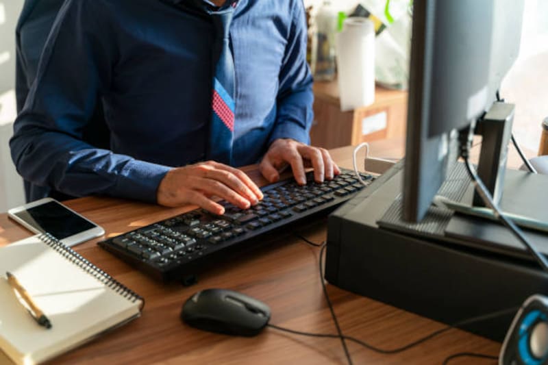 El SENA contribuye a la formación y desarrollo de talento humano, proporcionando una puerta de entrada al mundo laboral.