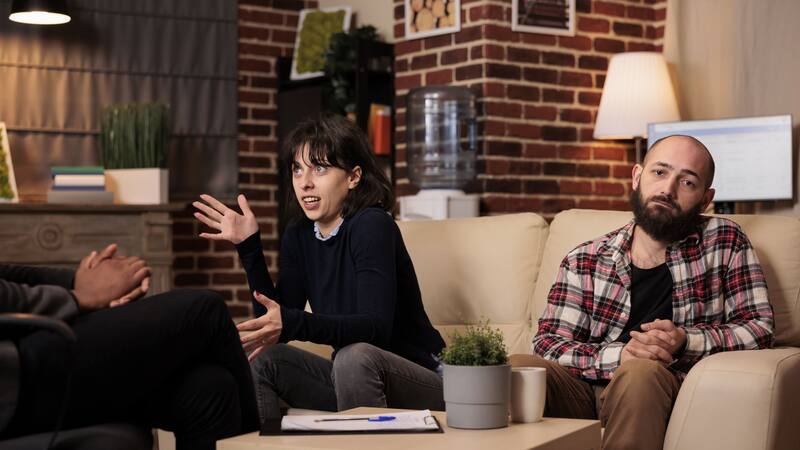 Las interrupciones pueden estar relacionadas con dificultades en el control de los impulsos o el deseo de cambiar el rumbo de la charla.