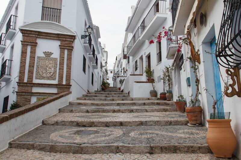 Frigiliana es famoso por sus estrechas y empinadas calles empedradas, sus casas encaladas y sus increíbles vistas al Mediterráneo. (Imagen: Pixabay)