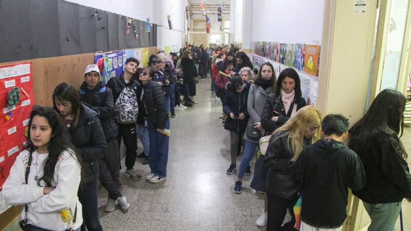 Se acumularon filas de hasta tres horas en CABA. (Foto: NA).