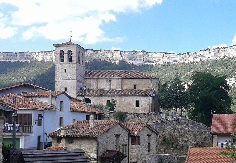 Puentedey se destaca por el cuidado del patrimonio arquitectónico, la armonía, la limpieza del municipio, el respaldo de las zonas verdes, la atención y respeto a las tradiciones locales son algunos de los aspectos valorados. Fuente: Wikipedia