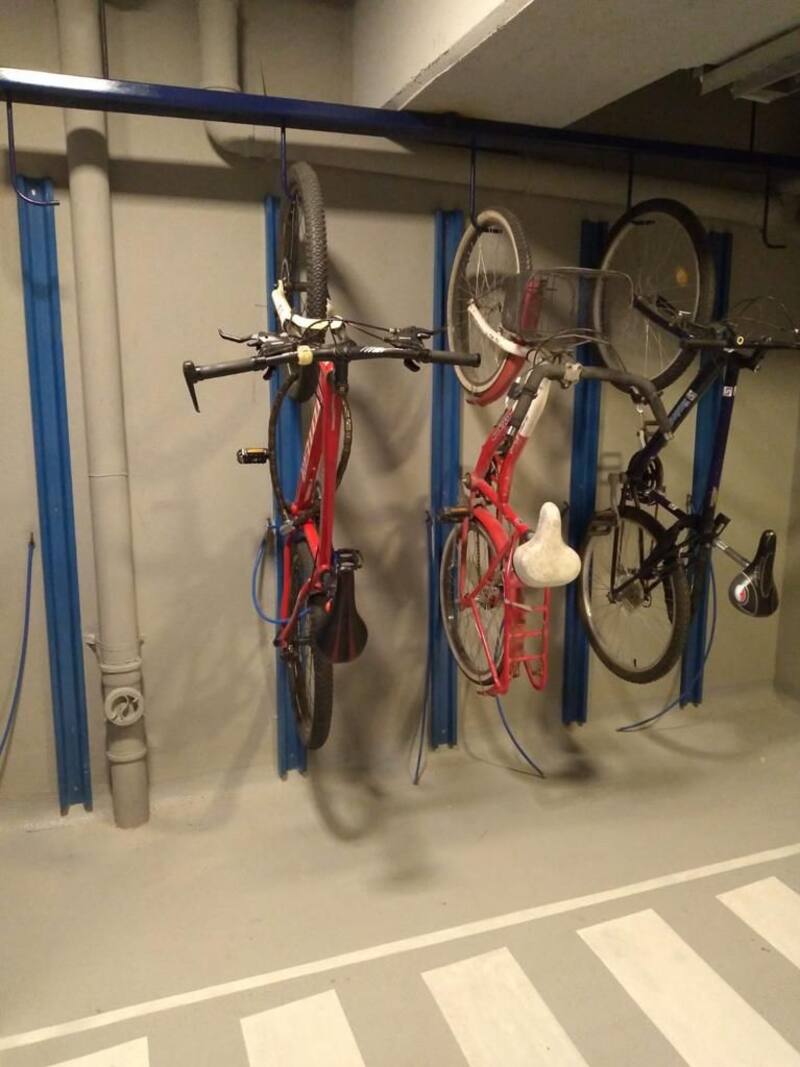 El edificio cuenta con un espacio destinado para el guardado de bicicletas