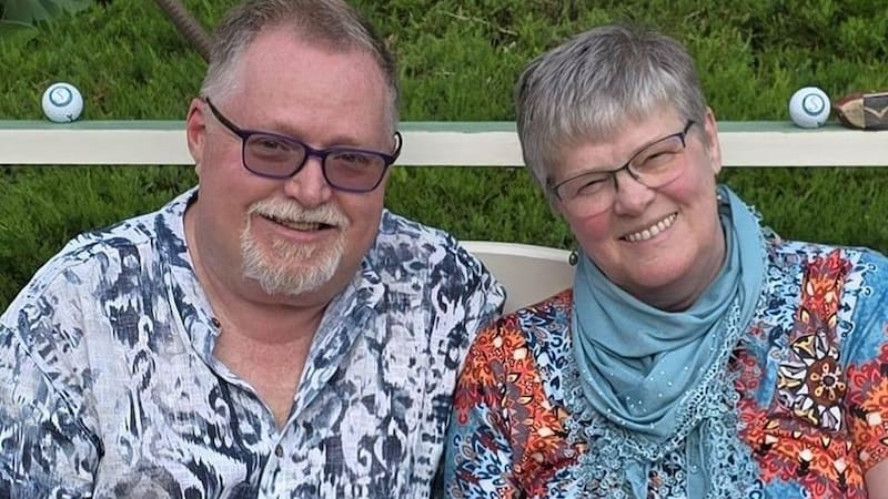 Eric Stillwell, guionista de Star Trek, y su esposa Debra en su hogar del suroeste de Francia, donde eligieron jubilarse tras dejar California.