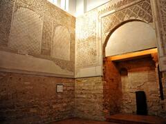 Es la sinagoga más antigua de España, tiene más de 700 años y funcionó como escuela y hospital