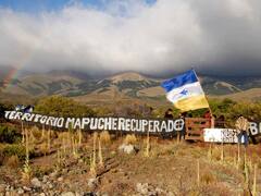 Milei avanza contra la toma de tierras: derogó un decreto que prohibía desalojar comunidades indígenas