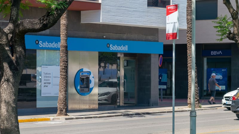Adiós Banco Sabadell: cierra 62 sucursales en todo el país durante 2024 para adelantarse a la fusión con el BBVA.