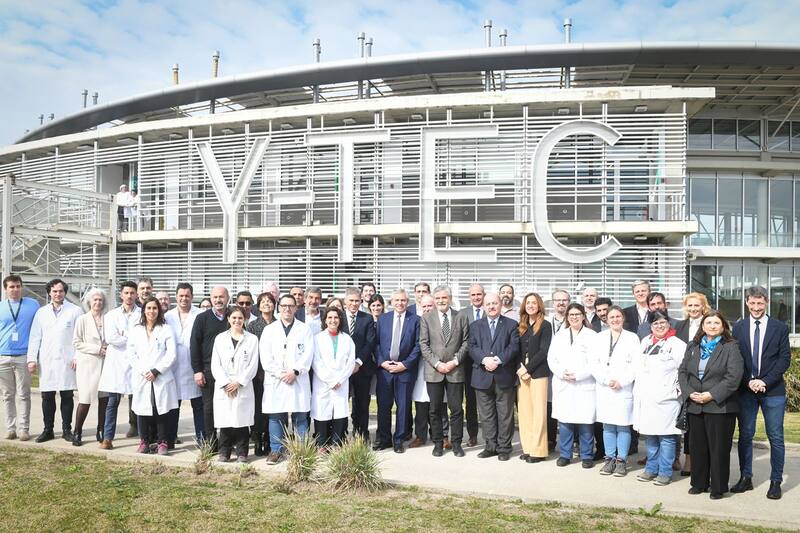 El Presidente visitó las instalaciones de Y-TEC (YPF-Tecnología), en Berisso, junto a ministros y referentes K