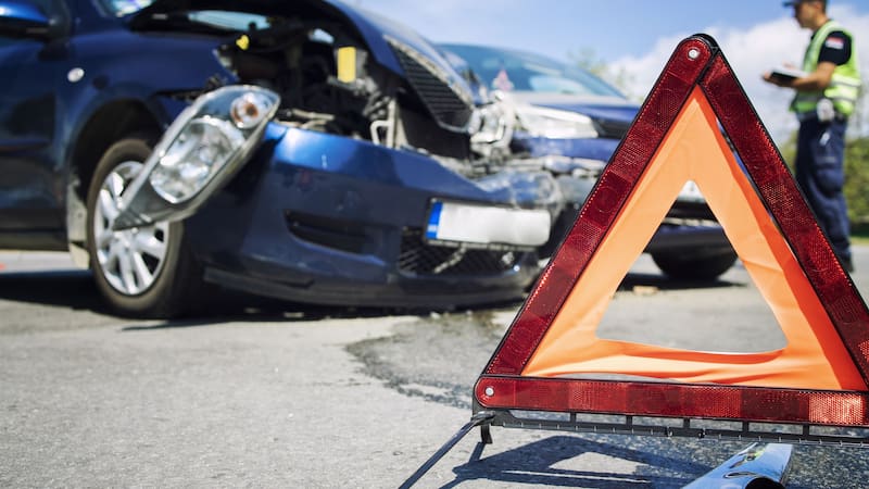 ¿La DGT me obliga a llevar una "bolsa mortuoria" en el coche? No creerás la respuesta.
