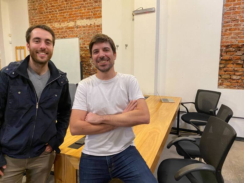Diego Borel (CEO, derecha) cofundó Geblix junto a Joaquín Castro Madero (COO, izquierda) en 2019, con una inversión de u$s 20.000. Fotografía: Gentiliza Geblix.